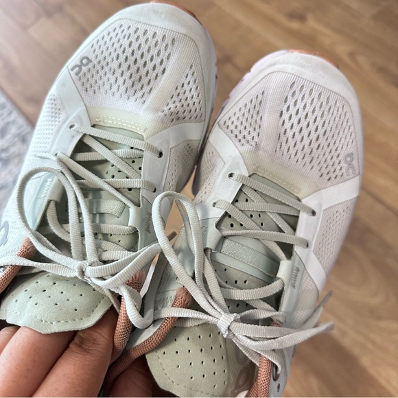 On Running Cloudflow V2 in Aloe White Running Shoes Size US Women 6.5 - Picture 7 of 13